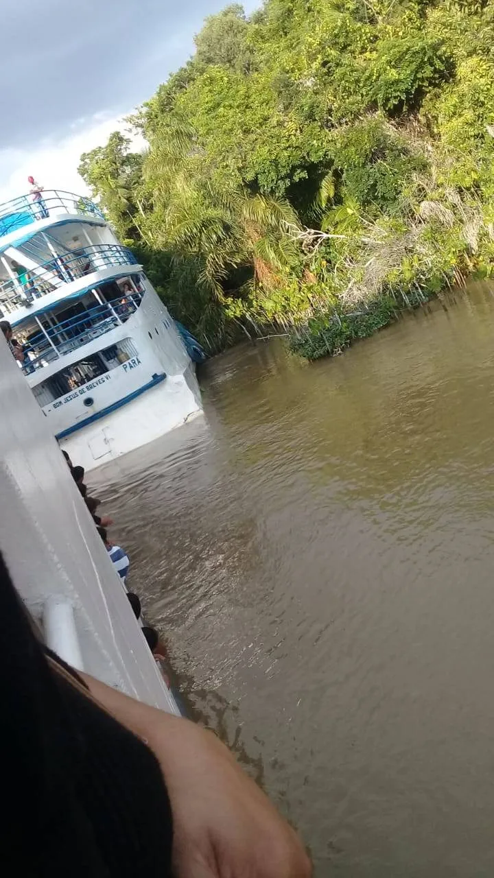 Embarcação com passageiros perde controle no Marajó