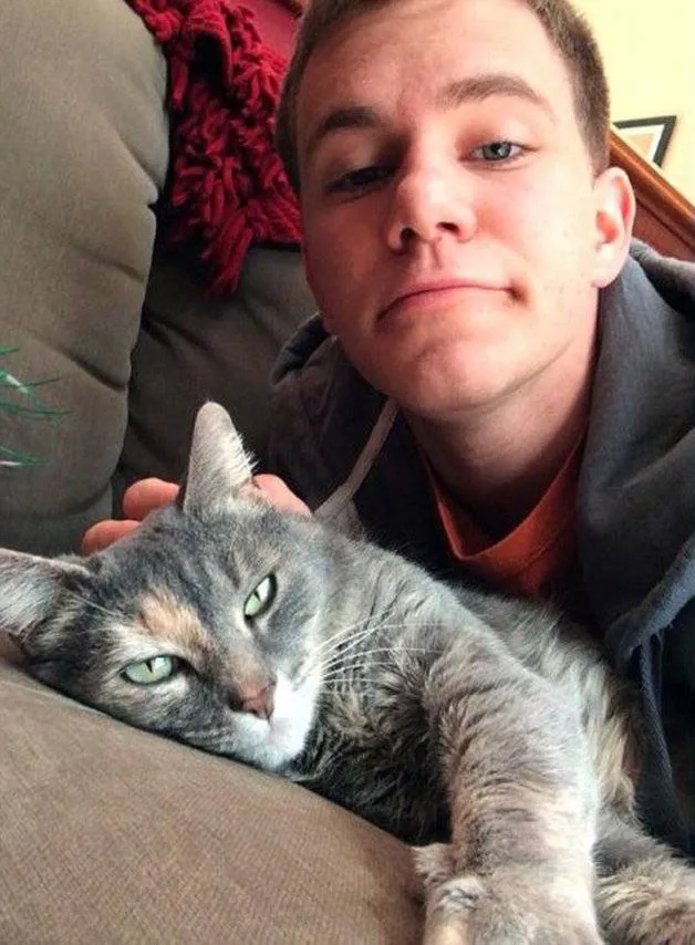  Jovem surpreende ao levar gata de estimação para o baile de formatura
