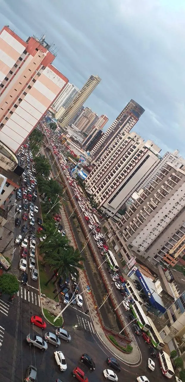 Na avenida Visconde de Souza Franco, a Doca, internauta registra trânsito congestionado.