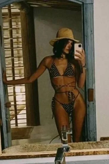 Bruna Marquezine posa de biquíni e curvas roubam a cena; veja!