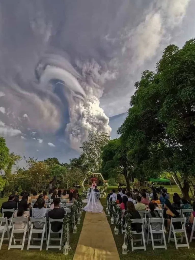 Vulcão entra em erupção e rouba a cena em casamento. Veja as fotos