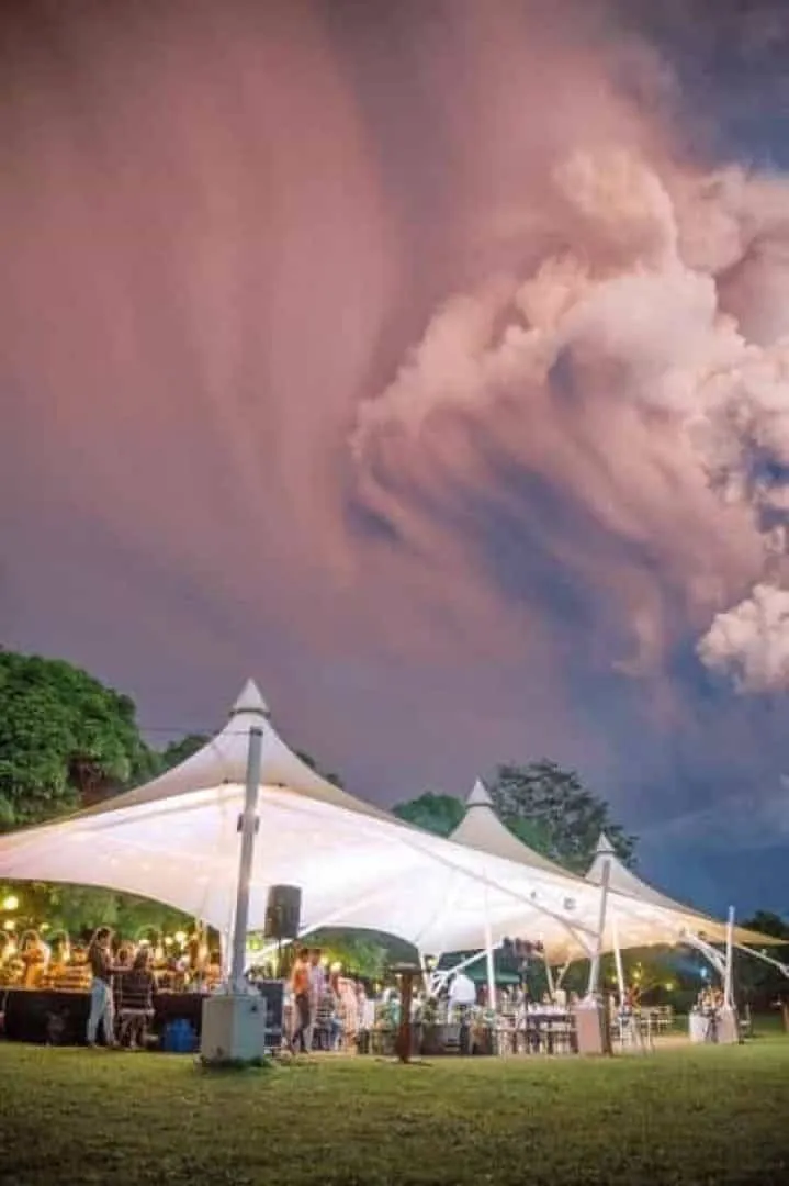 Vulcão entra em erupção e rouba a cena em casamento. Veja as fotos