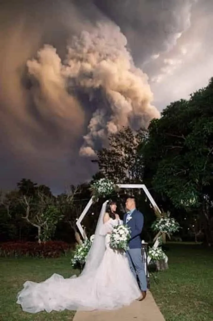 Vulcão entra em erupção e rouba a cena em casamento. Veja as fotos