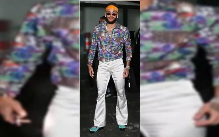 O craque apareceu com um visual bem diferente e não poderia deixar de passar despercebido