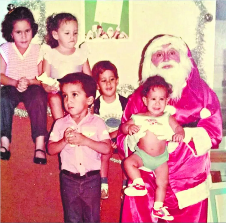 Thais com os primos na visita ao Papai Noel da Mesbla, local onde era tradição encontrar o Bom Velhinho

