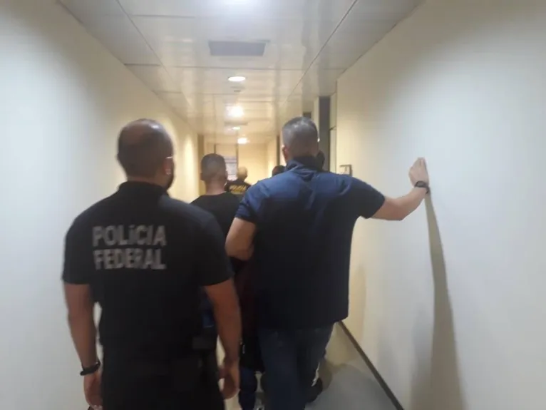 Raio-X comprova drogas no estômago de presos
no aeroporto de Belém