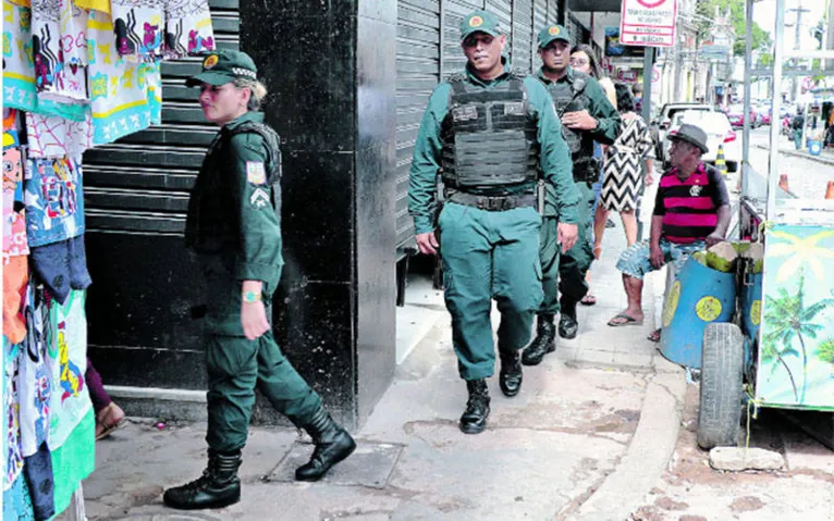  Policiamento está mais ostensivo, desde ontem, em locais de comércio da Região Metropolitana .
