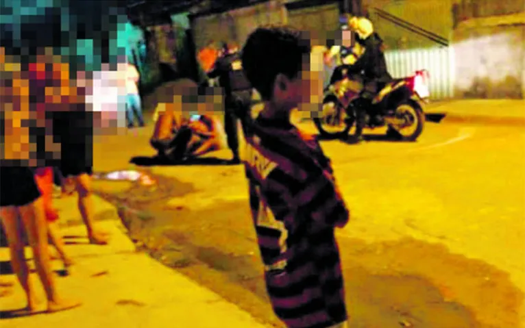 A rua onde o crime aconteceu ficou cheia de curiosos. Populares ficaram chocados com a brutalidade do atentado

