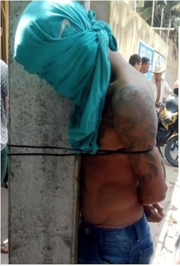 Ladrão é capturado e amarrado em poste após roubar celular