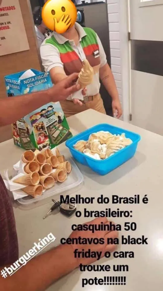 Homem
leva pote para aproveitar Black Friday de sorvete de rede de lanchonetes