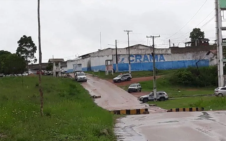 Uma barreira policial foi montada ao redor do local para auxiliar o trabalho da Polícia.