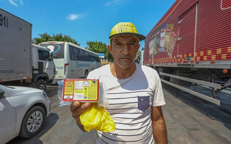 O vendedor ambulante Edson Cristian recebe cerca de R$ 1200 por mês para vender nas embarcações e veículos que fazem a travessia em Soure. 