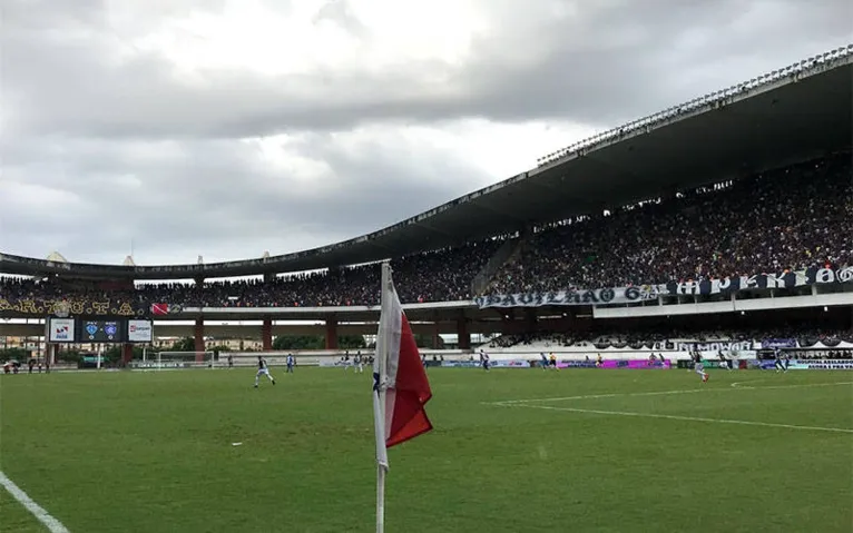 Torcidas fazem festa e dão show na bancada
