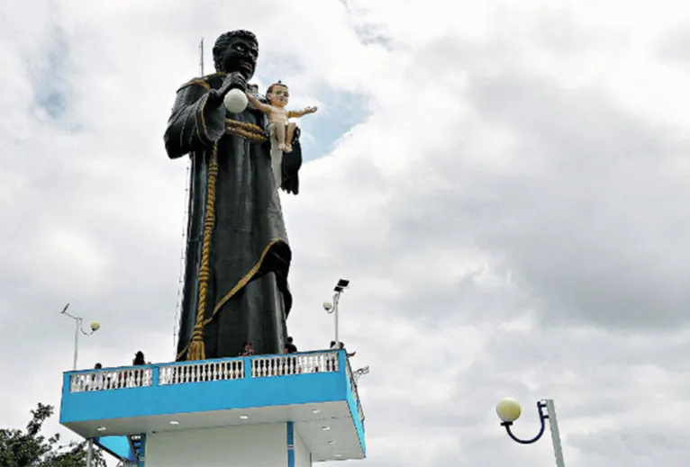 Milhares de devotos de São Benedito tomaram as ruas de Bragança, no nordeste paraense, para prestar suas homenagens ao co-padroeiro do município, em uma festa religiosa que deve se tornar patrimônio do Brasil

