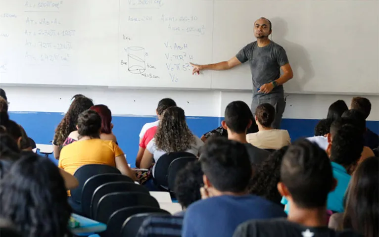 As vagas são para professores licenciados e técnicos pedagógicos 