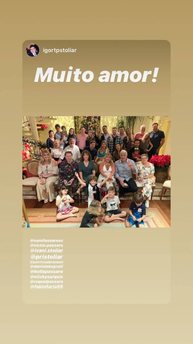 Silvio Santos trocou o paletó por um pijama estampado. 