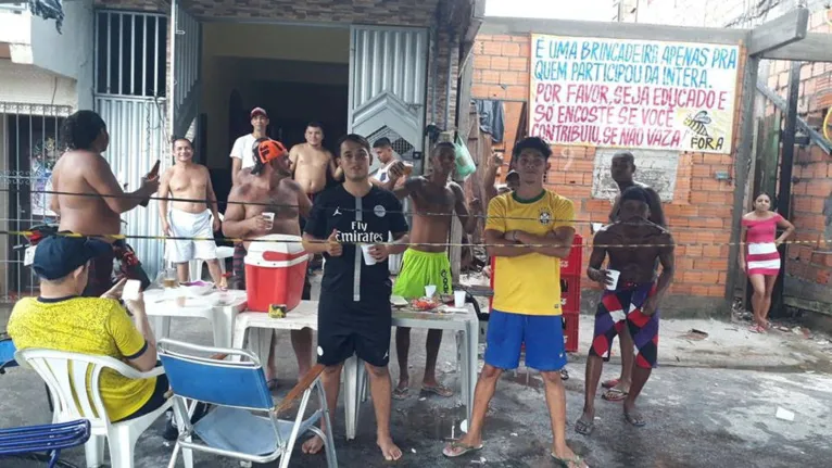 Faixa em festa de Natal em Belém viraliza: "só encoste se você contribuiu"
