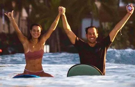Homem derruba aliança no mar ao pedir namorada em casamento durante surf. Assita
