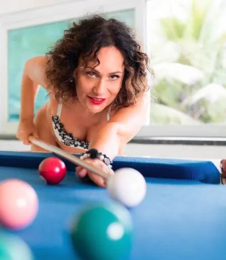 Aos 62 anos, apresentadora Faa Morena posa sensual. 