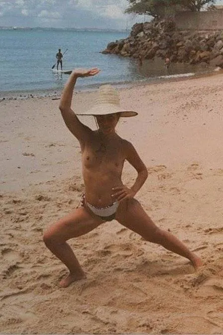 Mulher de Maria Gadú causa alvoroço na web ao posar de topless na praia