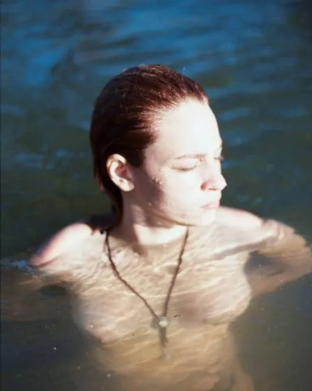 Lara Tremouroux, de 'Filhos da Pátria', toma banho nua em rio.