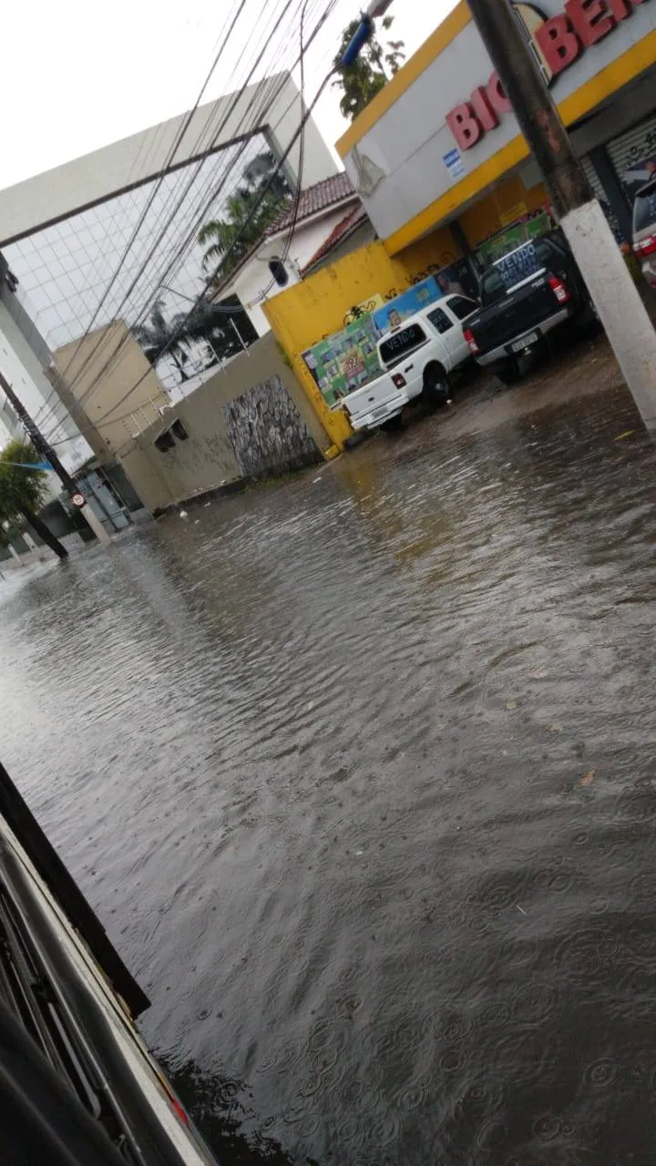 Avenida Almirante Barroso completamente alagada.