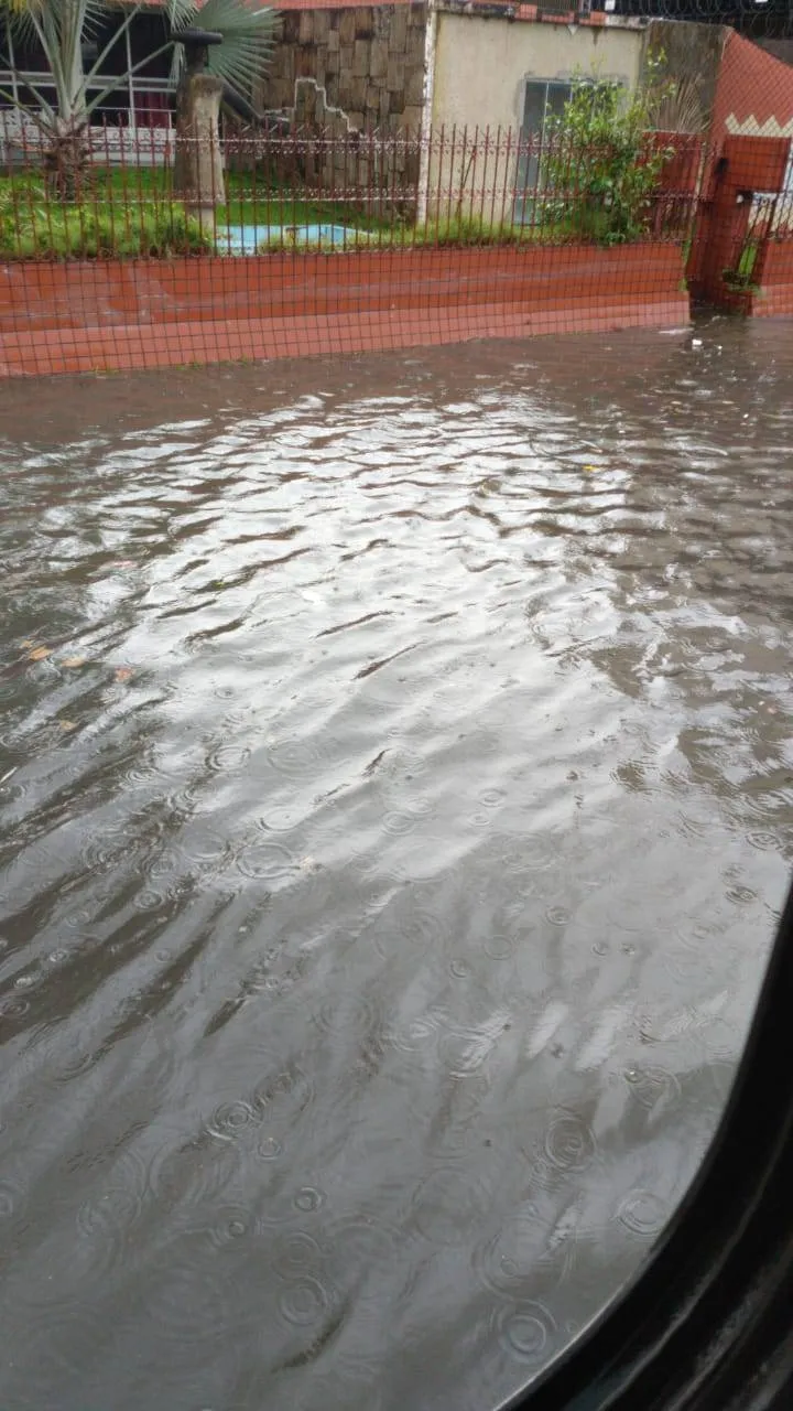 Chuva forte da tarde alaga várias ruas e congestiona trânsito em Belém