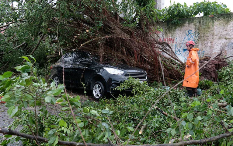 O balanço do dia após a grande chuva: caos, estresse e muitos prejuízos