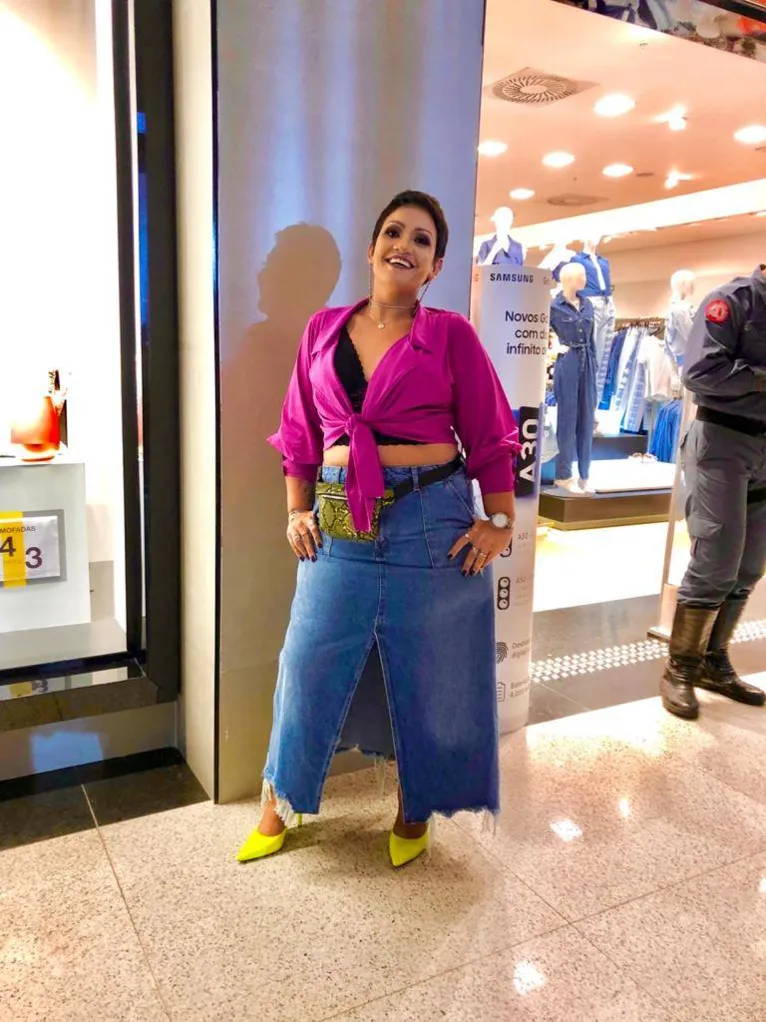 Luciana apostas em looks casuais nas composições.