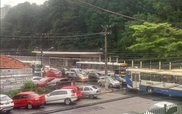 Água inunda ruas de Belém e deixa trânsito na capital parado. Veja os vídeos