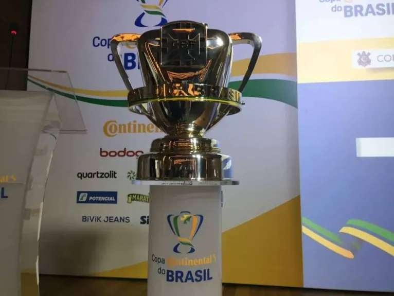 Foto da taça de grande campeão da competição 