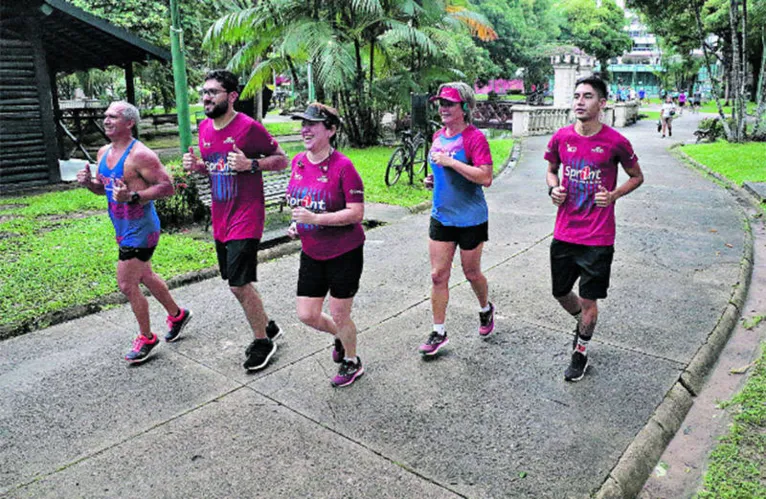 Grupo durante a prática da corrida em praça de Belém