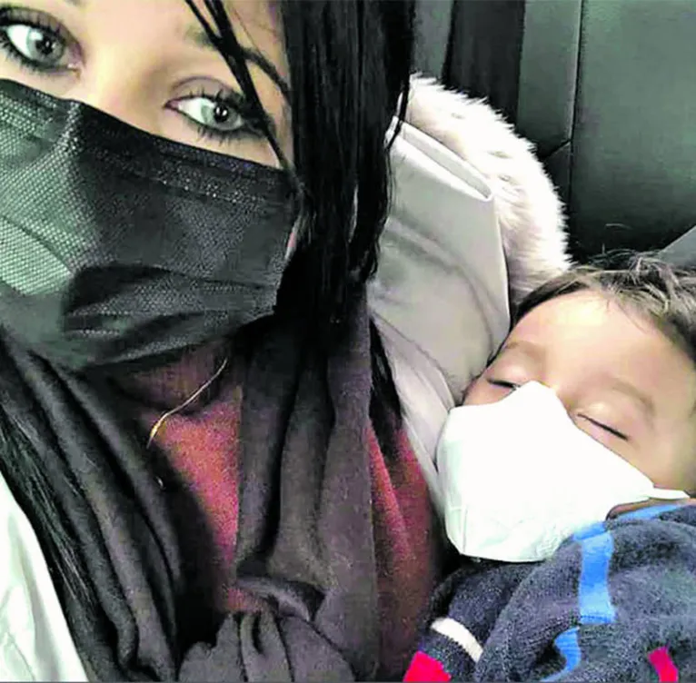 Jully Cardoso está em Fujian com o filho pequeno e o marido

