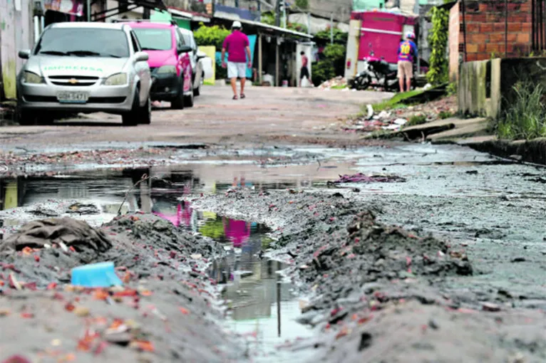 Moradores das vias que cortam a avenida João Paulo II, no bairro do Curió-Utinga, vivem um drama quando chove. Sem escoamento eficiente na região, os alagamentos são constantes e os transtornos cada vez piores

