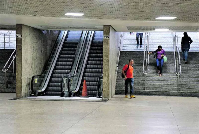 No Terminal Mangueirão, escada rolante estava interditada por cone 