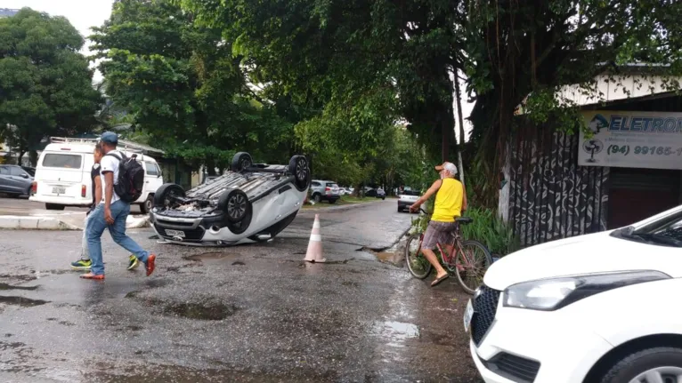 Carro perde o controle e capota em via movimentada da Pedreira