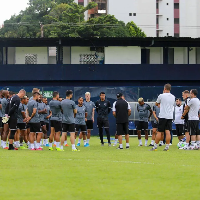 Time cearense durante treino no estádio Baenão. 