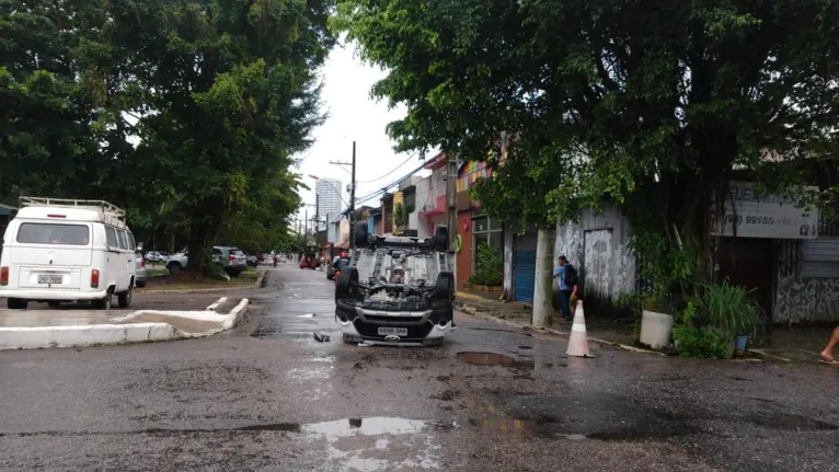 Carro perde o controle e capota em via movimentada da Pedreira
