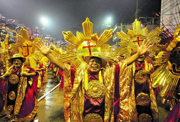 O samba pede passagem no segundo dia de desfile na Aldeia Amazônica 