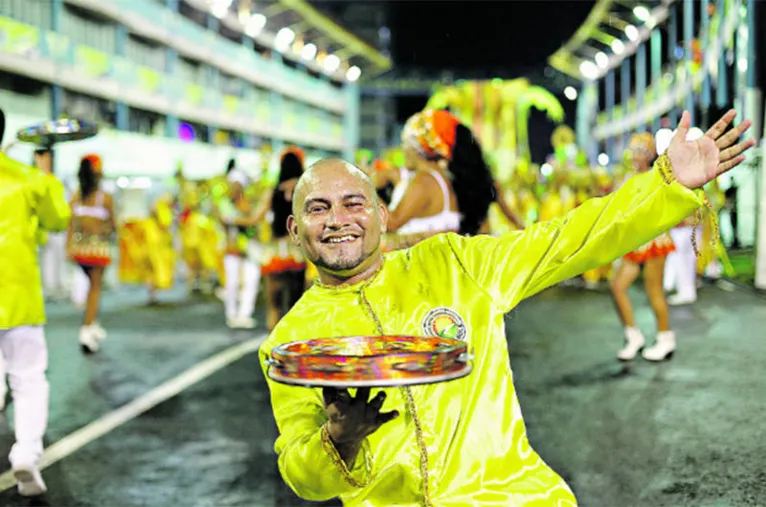 O samba pede passagem no segundo dia de desfile na Aldeia Amazônica 