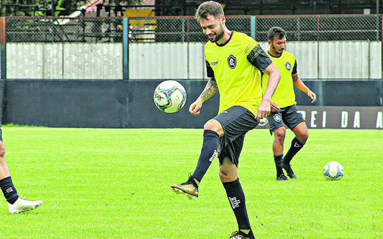 O meio-campista fez um gol de falta memorável contra o arquirrival. Agora, é focar na vitória e em outras boas atuações.