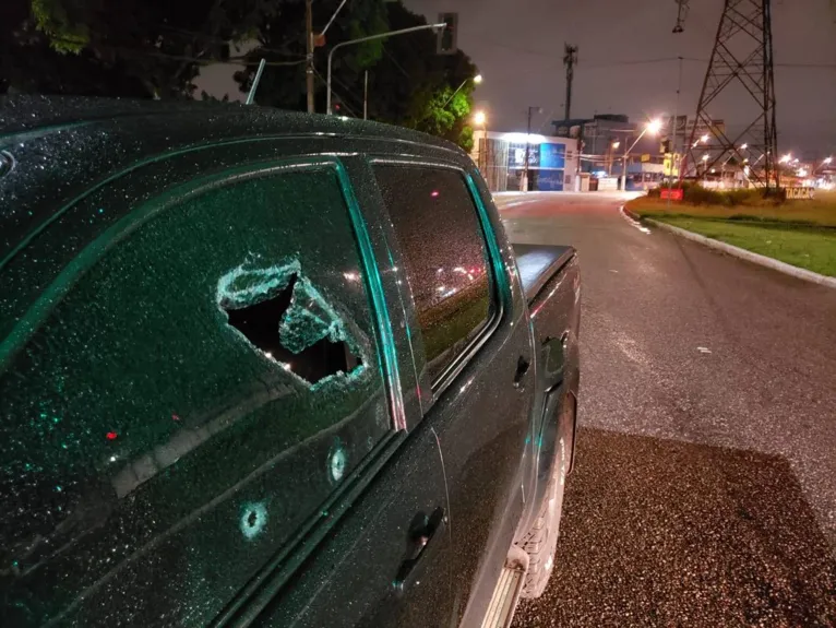 Atirador teria quebrado o vidro com a arma para fazer mais disparos