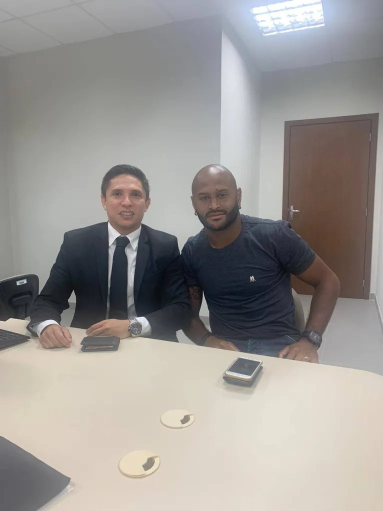 Paulo Henrique e o advogado Emerson Dias nesta segunda-feira (10), em audiência 