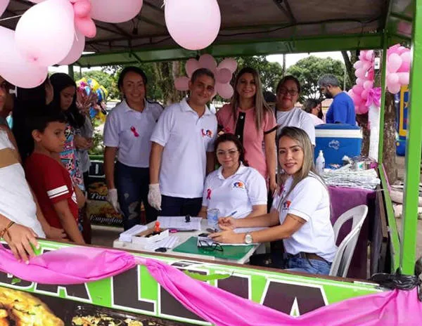 Parte da equipe da Unidade  Básica de Saúde Park Laguna durante uma ação de cidadania.