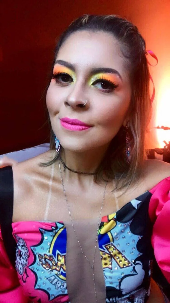 Makes maximalista: cores fortes são pedidas para o carnaval