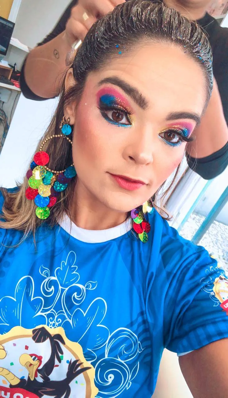 Makes maximalista: cores fortes são pedidas para o carnaval