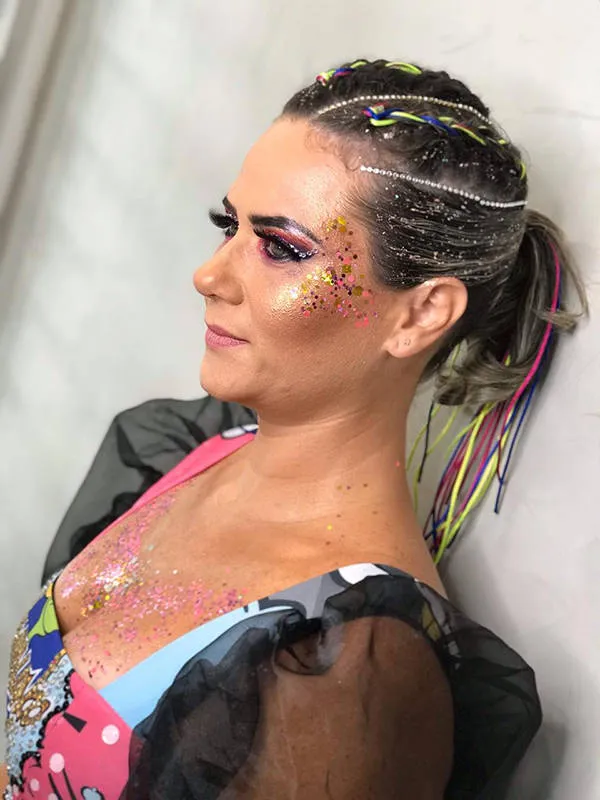 Makes maximalista: cores fortes são pedidas para o carnaval