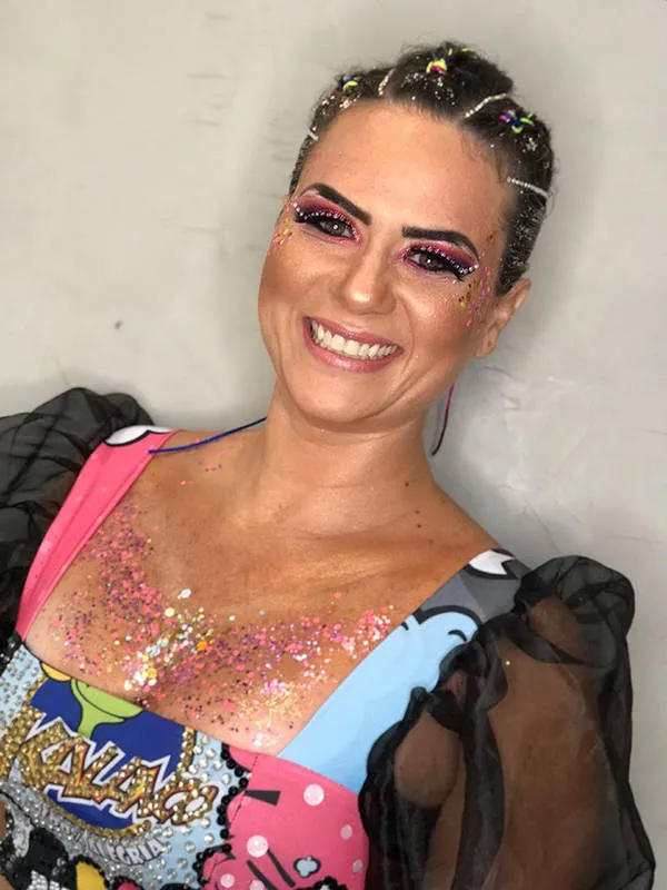 Makes maximalista: cores fortes são pedidas para o carnaval