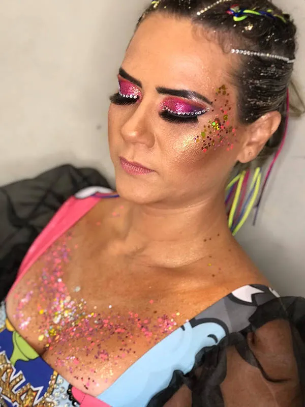 Makes maximalista: cores fortes são pedidas para o carnaval