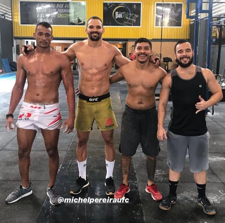 Michel Demolidor em dia de treino em Belém, ao lado do  Igor, do coach Tadeu e do lutador Rubinho.
